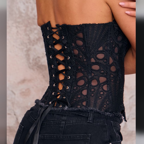 Pretty Little Thing Textured Sheer Floral Lace Corset - Picture 5 of 10